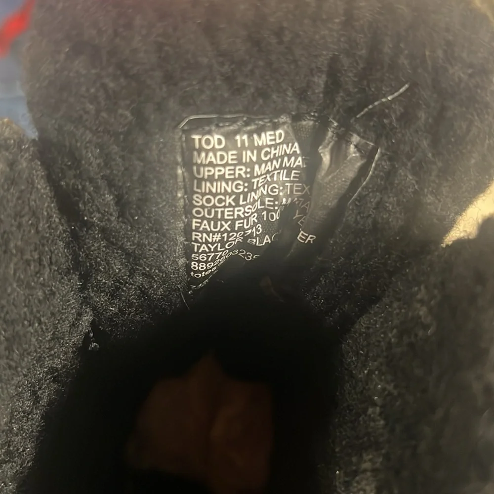 Boys Totes winter /snow boot.  In very good condition. There are some scuffs